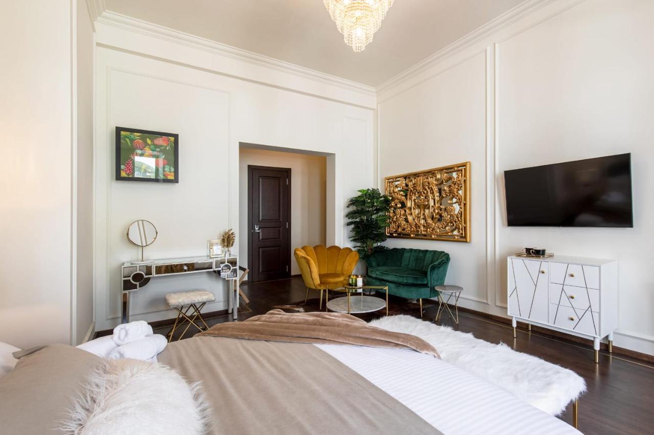 Holt Old Town Luxury Suites With Balcony Bucharest Exterior photo
